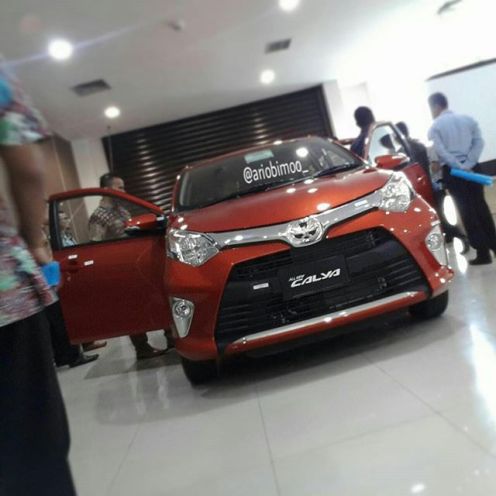 Toyota Calya orange type G tampak depan